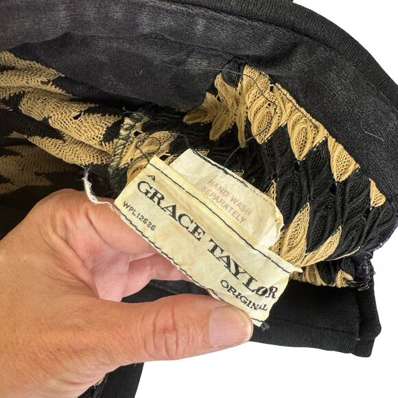 1970s Grace Taylor Knit Dress – Black & Gold Chevron, Peter Pan Collar, M/L - Picture 9 of 16